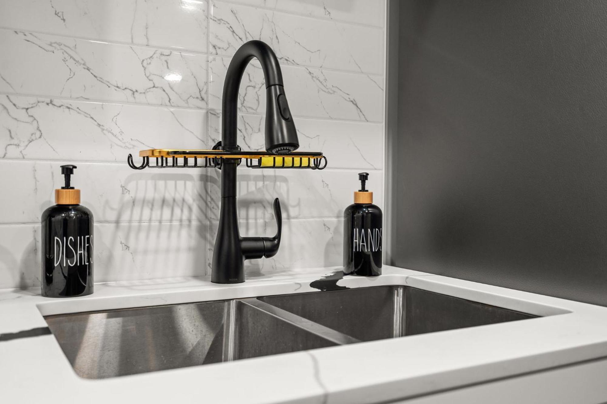 Meriweather - Calgary Breathtaking 1-Bedroom Apartment エクステリア 写真